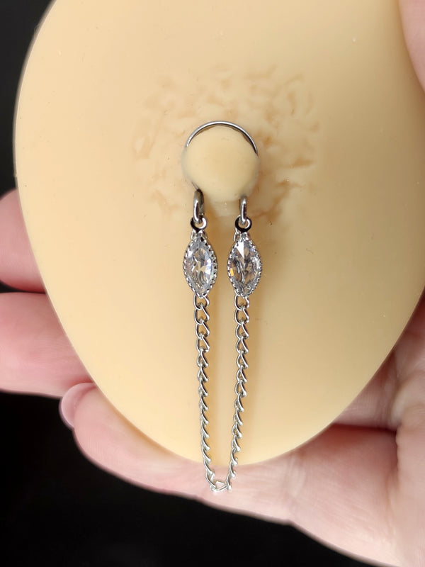 2 Stk. Fake Nippelpiercing Silber mit tropfenförmigen Kubikzirkonen und Kette (2 Stk.)